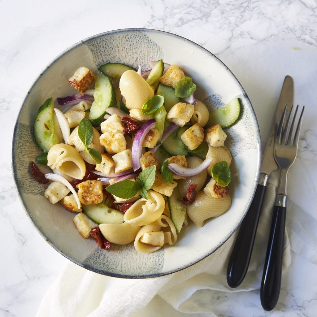 Somrig och fräsch pastasallad med Blå Bands Greek Garlic and herbs